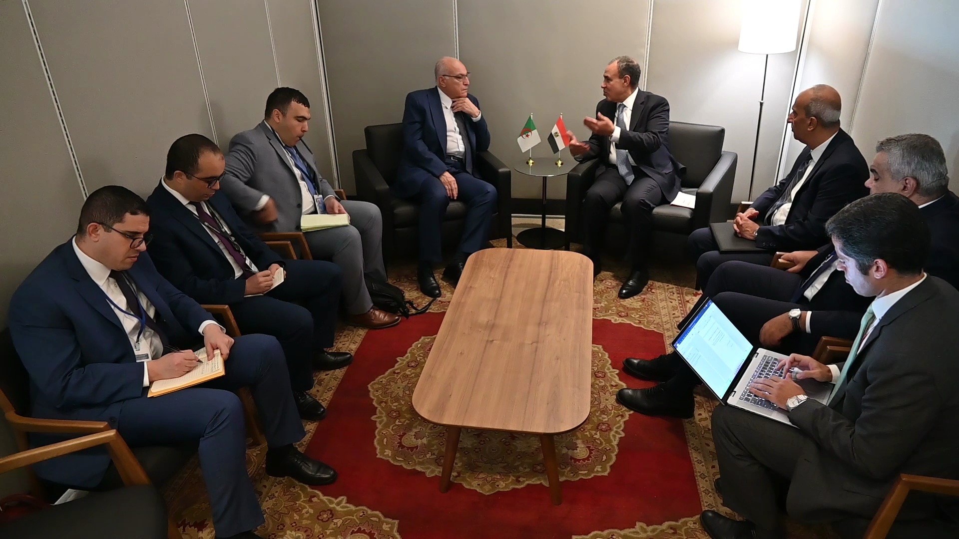 لقاء بين وزير الدولة، وزير الخارجية الجزائري، أحمد عطاف، ونظيره المصري بدر عبد العاطي