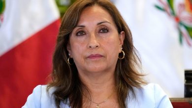 البرلمان البيروفي يعلن رسميا عزل الرئيسة دينا بولوارتي