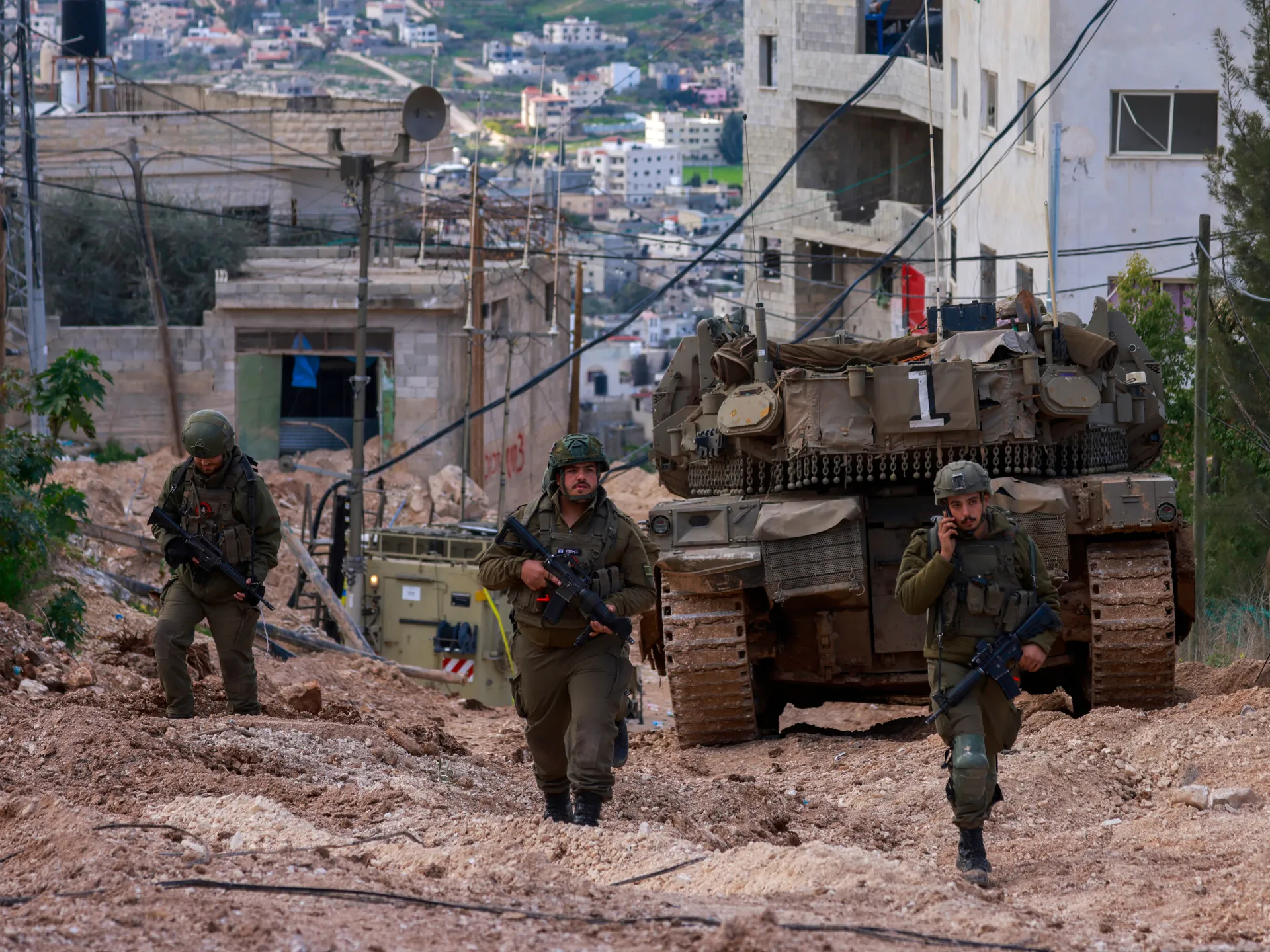 الاحتلال الصهيوني يواصل عدوانه بالضفة الغربية ويفجّر منزل شهيد في القدس المحتلة