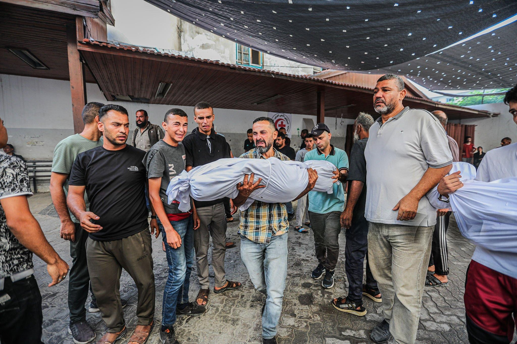 حصيلة الشهداء الذين وصلوا إلى مستشفيات القطاع منذ فجر الثلاثاء ارتفعت إلى 64 شهيداً