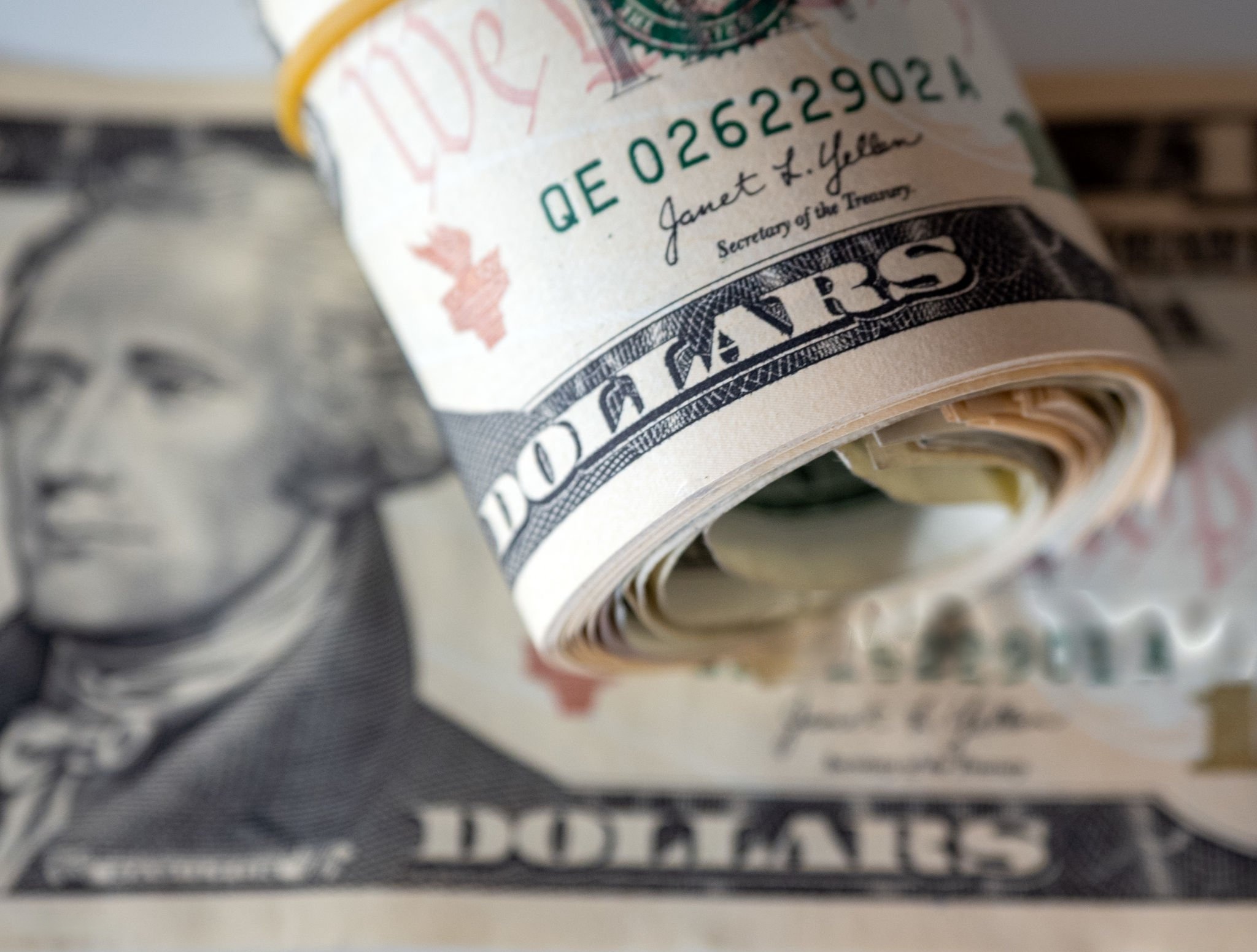 الدولار يهوي لأدنى مستوى في أسبوع بسبب إغلاق الحكومة الأمريكية