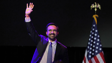 زهران ممداني يحتفل وسط أنصاره بفوزه برئاسة بلدية نيويورك (أ.ف.ب)