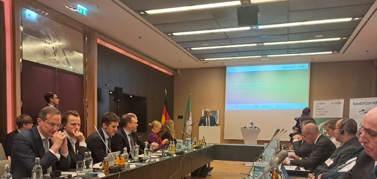 الجزائر تشارك في لقاء دولي ببرلين حول مشروع الهيدروجين الأخضر لتعزيز الشراكة الجزائرية – الأوروبية