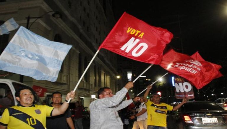 الإكوادوريون يرفضون عودة القواعد العسكرية الأجنبية وصياغة دستور جديد