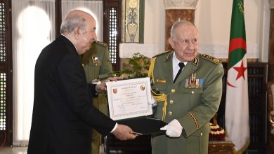 الرئيس الجزائري يسدي أوسمة لرئيس أركان الجيش وعدد من الضباط الألوية والعمداء