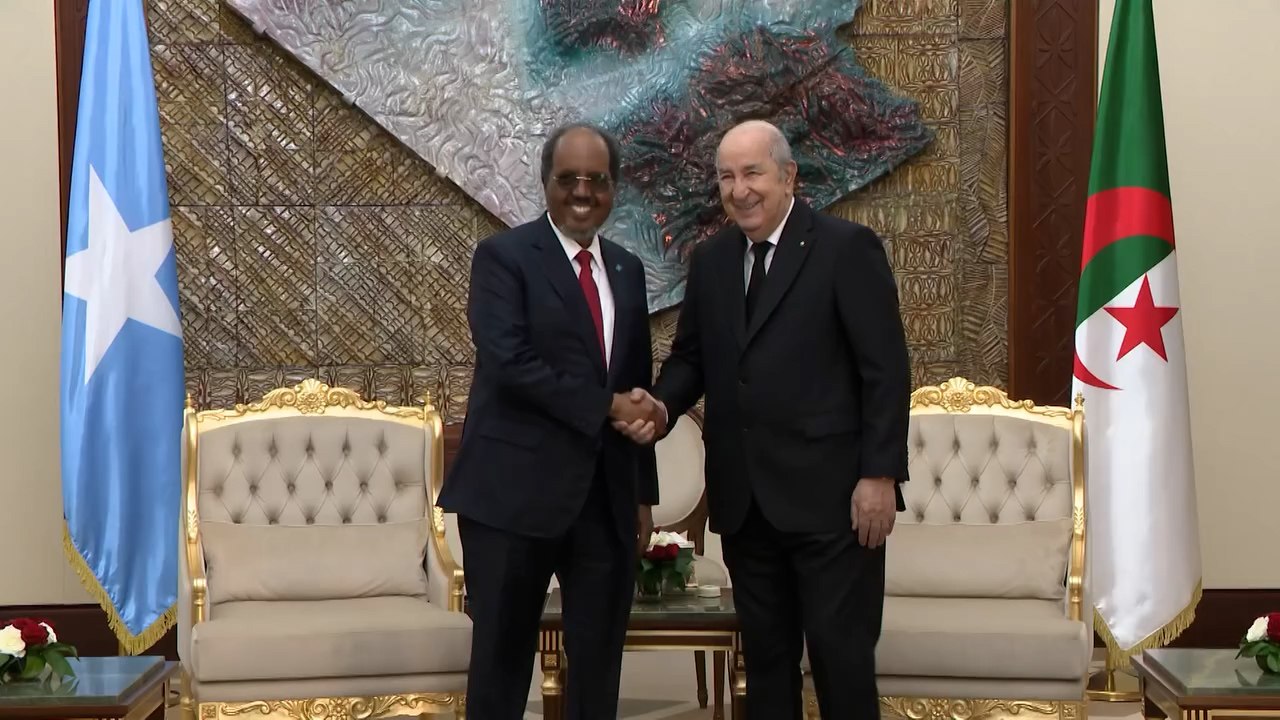 الرئيس الجزائري يتحادث مع نظيره الصومالي