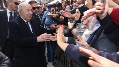 الرئيس الجزائري عبد المجيد تبون خلال زيارة إلى ولاية قسنطينة