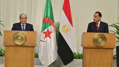 مؤتمر صحفي مشترك للوزير الأول الجزائري ونظيره المصري
