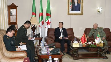 قائد القوات البرية الجزائرية يستقبل السفير الصيني