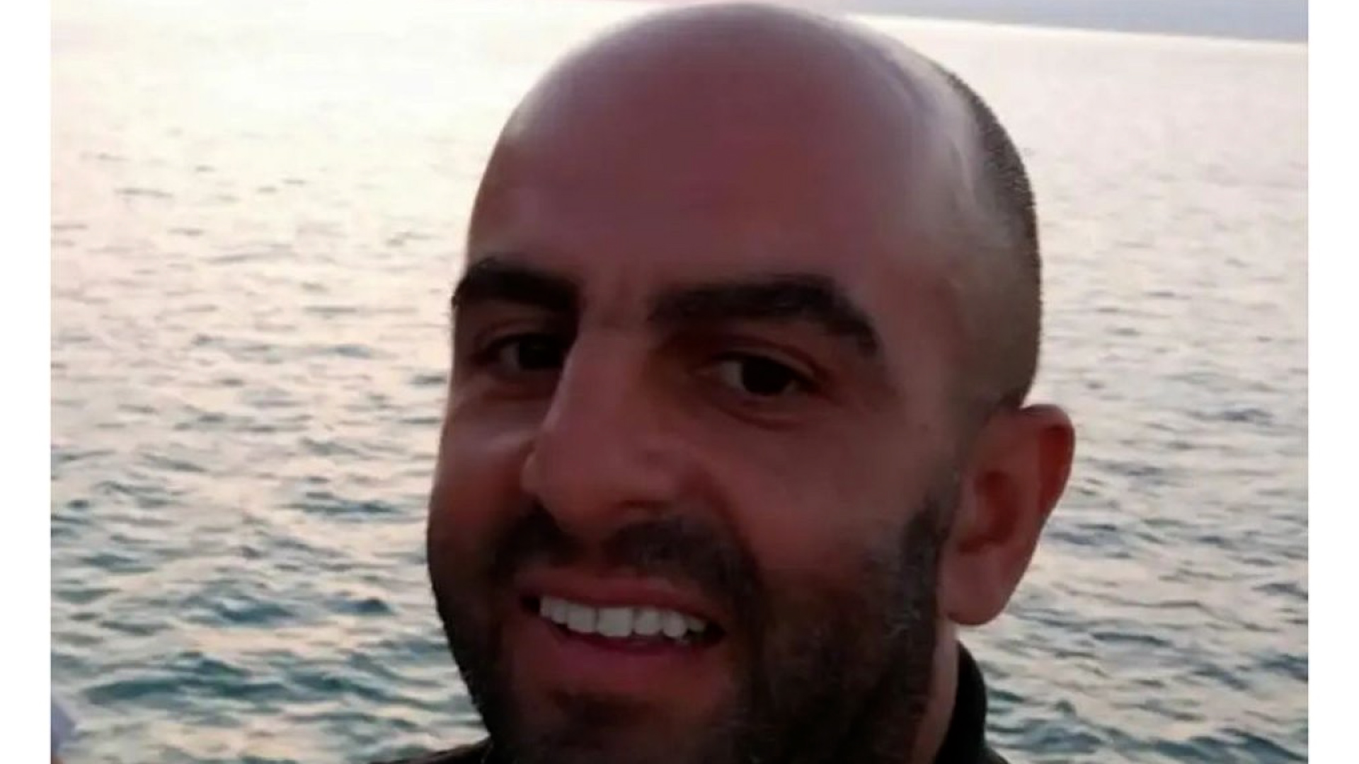 في مشهدٍ بطولي نادر، تحوّل العامل الجزائري سمير زيتوني (48 عامًا)، موظف شركة السكك الحديدية البريطانية LNER، إلى رمزٍ للشجاعة بعدما تصدّى لمهاجم مسلح بسكين على متن قطار في مقاطعة كامبريدجشير