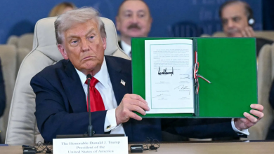 ترامب يعرض النسخة التي وقَّع عليها لاتفاق غزة في شرم الشيخ (أرشيفية - أ.ف.ب)