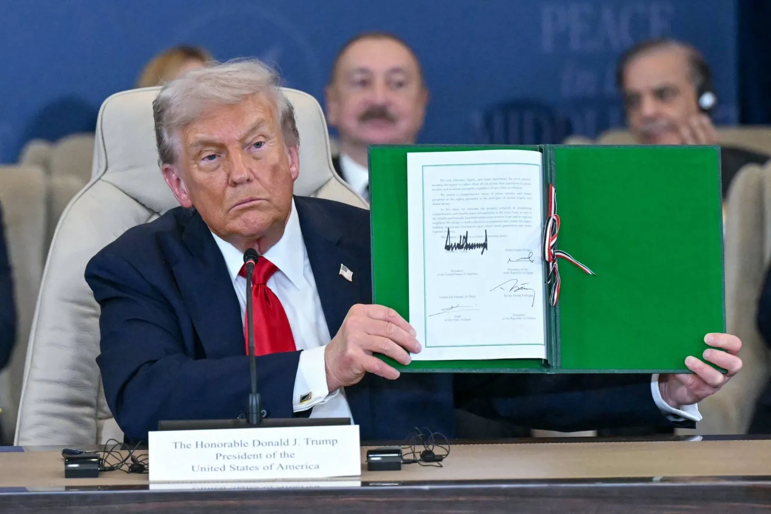 ترامب يعرض النسخة التي وقَّع عليها لاتفاق غزة في شرم الشيخ (أرشيفية - أ.ف.ب)