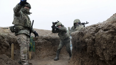 جنود روس يشاركون بجلسة تدريب قتالية لعملية عسكرية خاصة في أحد ميادين التدريب بمنطقة فولغوغراد الروسية (أ.ب)