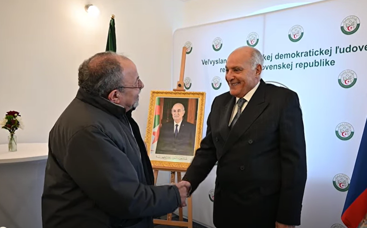 عطاف يلتقي أعضاء من الجالية الجزائرية في سلوفاكيا