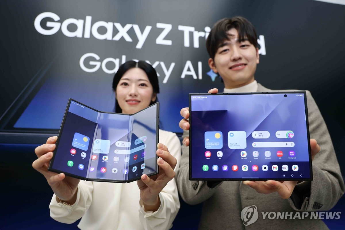 "سامسونغ" تكشف عن أول هاتف ثلاثي الطيّ