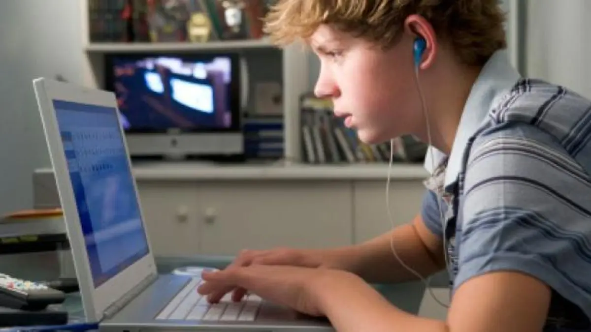 الوكالة الفرنسية للأمن الصحي تحذّر من مخاطر منصات التواصل على المراهقين