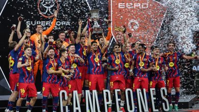 لحظة تتويج نادي برشلونة بكأس السوبر الإسباني