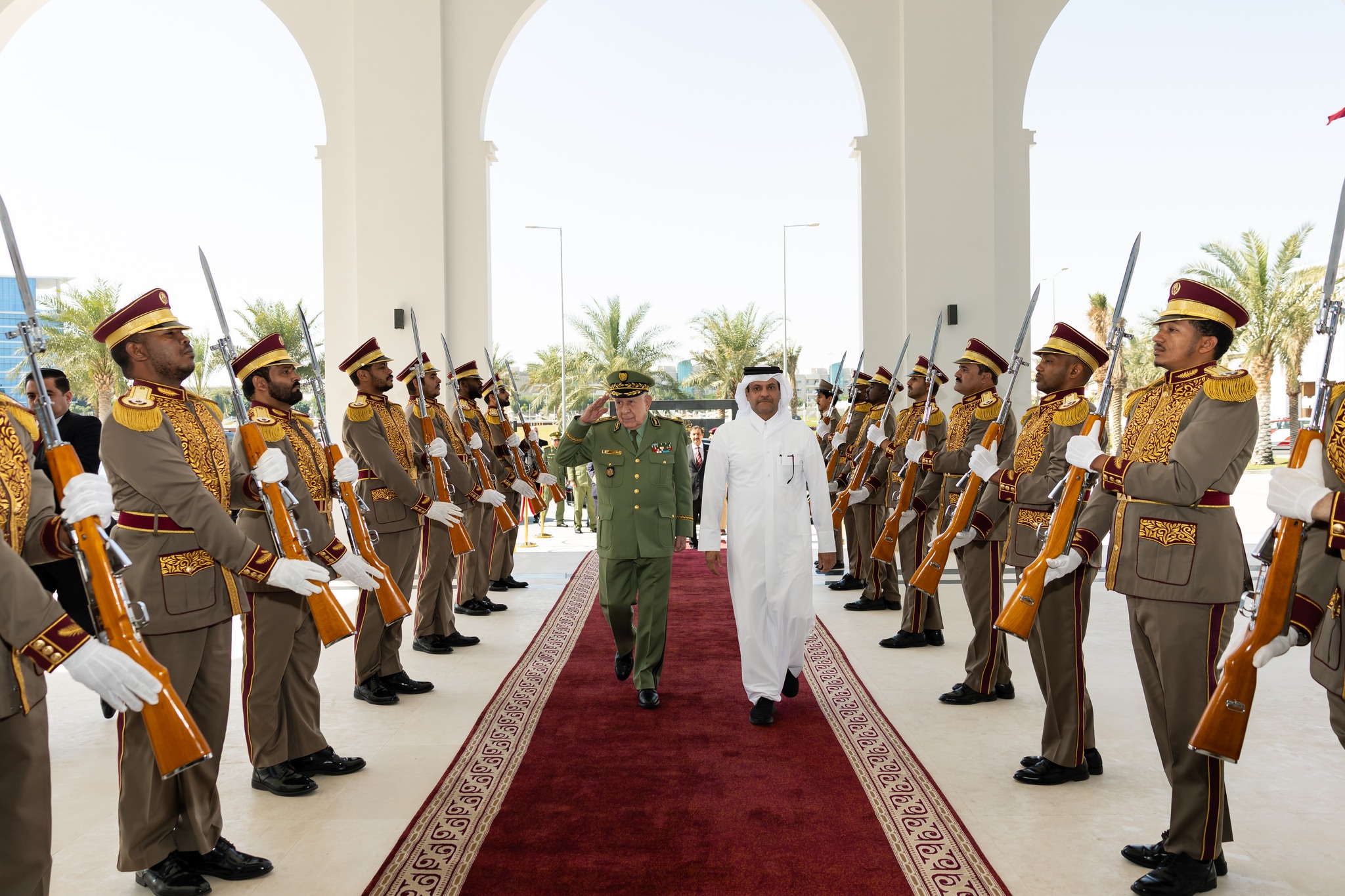 الفريق أول شنقريحة يستقبل بالدوحة من قبل نائب رئيس مجلس الوزراء القطري وزير الدولة لشؤون الدفاع