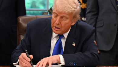 الرئيس الأميركي دونالد ترمب يوقع على أوامر تنفيذية في المكتب البيضاوي بالبيت الأبيض (أ.ف.ب)