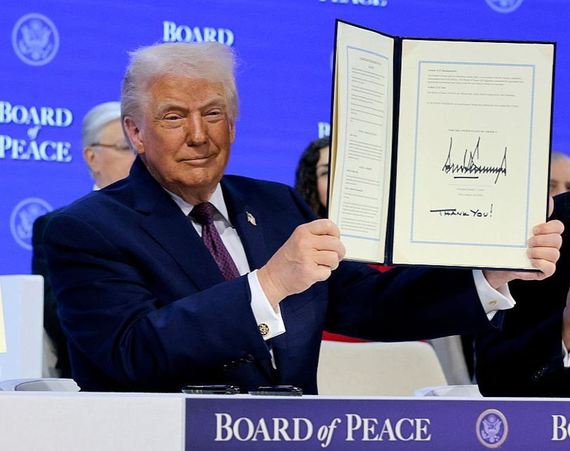 دونالد ترامب يوقع على ميثاق "مجلس السلام"