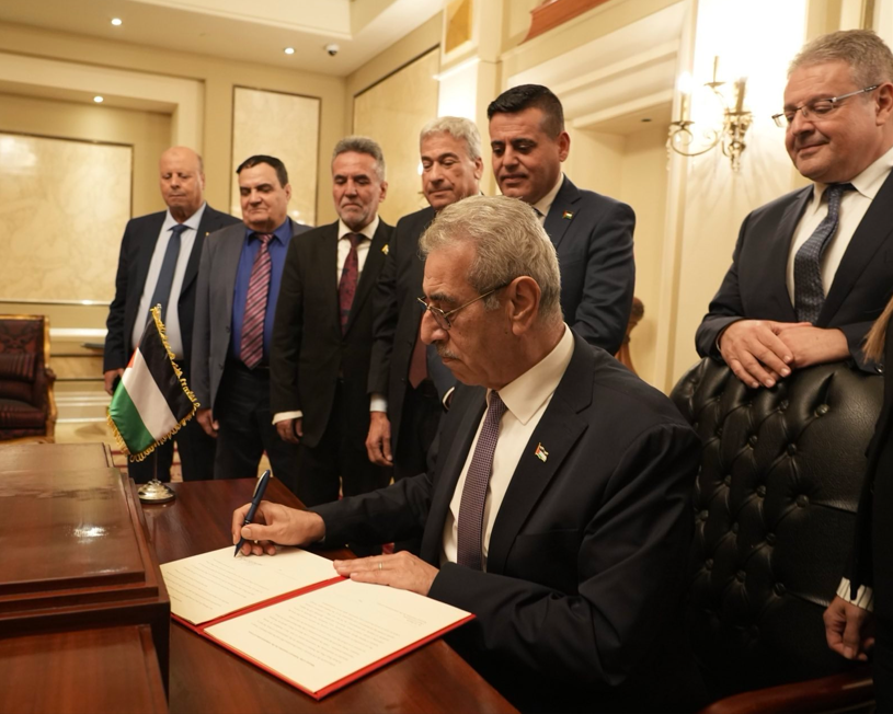 علي شعث يوقّع على بيان مهام اللجنة الوطنية لإدارة غزة