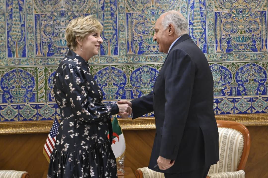 عطاف يستقبل سفيرة الولايات المتحدة الأمريكية إثر انتهاء مهامها في الجزائر