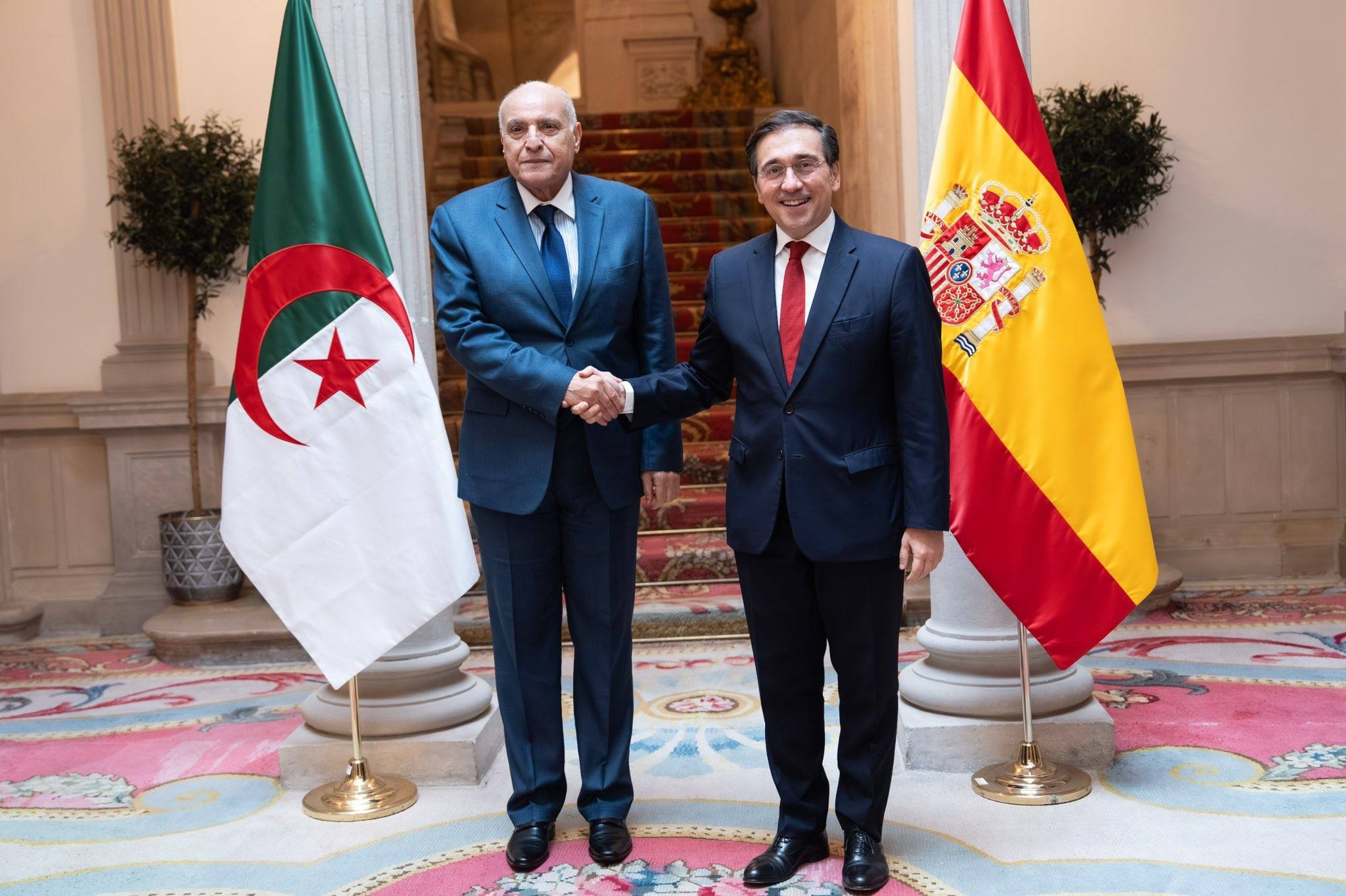 وزير الدولة، وزير الخارجية الجزائري، أحمد عطاف ونظيره الإسباني، خوسيه مانويل ألباريس بوينو