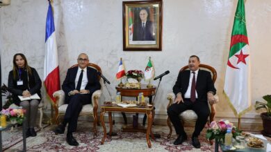 وزير الداخلية الجزائري يستقبل نظيره الفرنسي