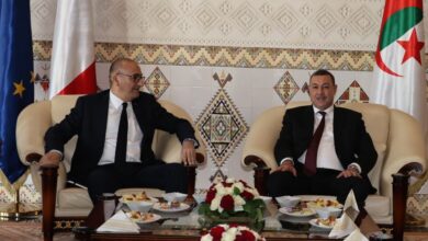 وزير الداخلية الجزائري يستقبل نظيره الفرنسي