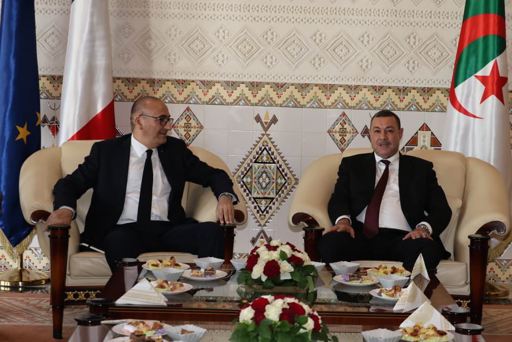 وزير الداخلية الجزائري يستقبل نظيره الفرنسي
