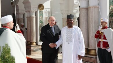 الرئيس الجزائري يخص رئيس جمهورية النيجر باستقبال رسمي بالقصر الرئاسي بالمرادية