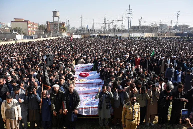 الآلاف احتشدوا في إسلام آباد لتشييع الضحايا (رويترز)