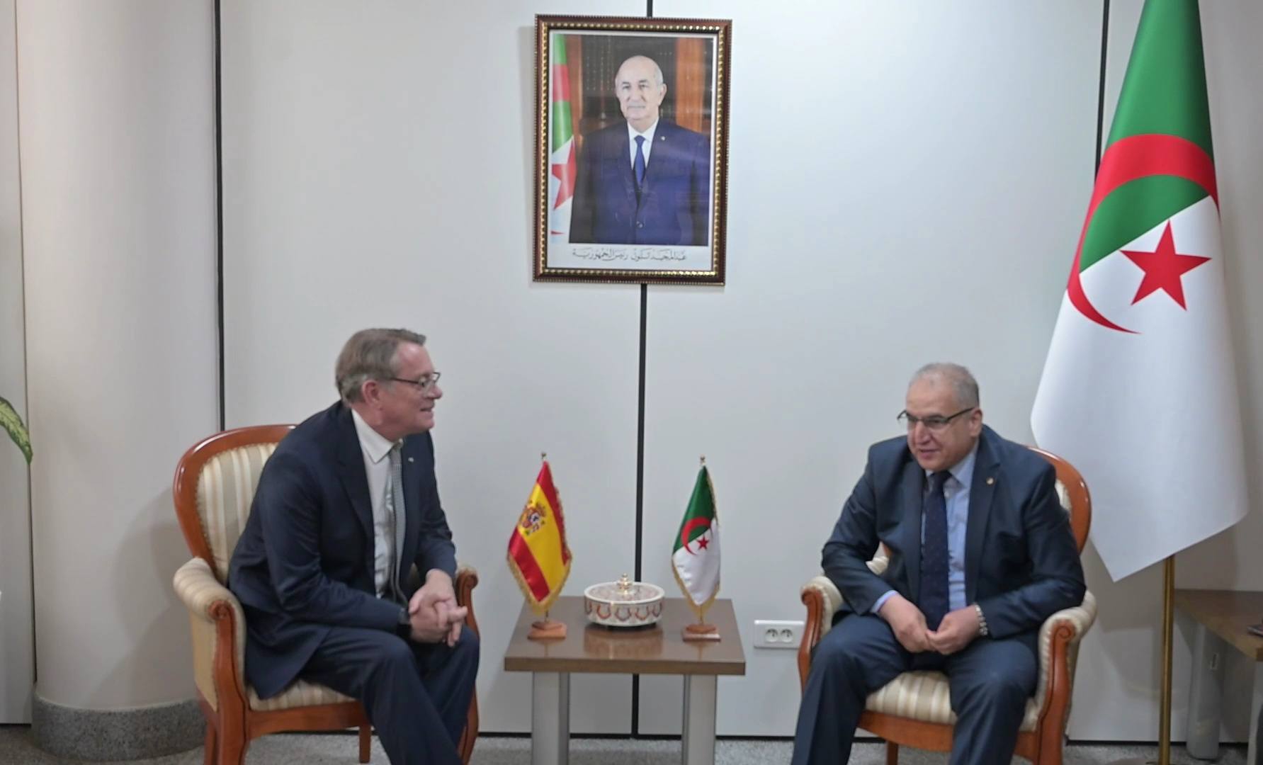 لوناس مقرمان يستقبل سفير إسبانيا لدى الجزائر
