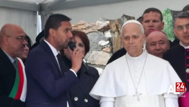 البابا ليون الرابع عشر مرفقا بوزيرة الثقافة والفنون تلقى شروحا بشأن هذا الموقع الأثري الذي يحتضن كنيسة السلام التاريخية