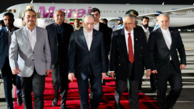 وزير الخارجية الباكستاني أثناء استقبال نظيره الإيراني لدى وصوله إلى إسلام آباد في الزيارة الأولى