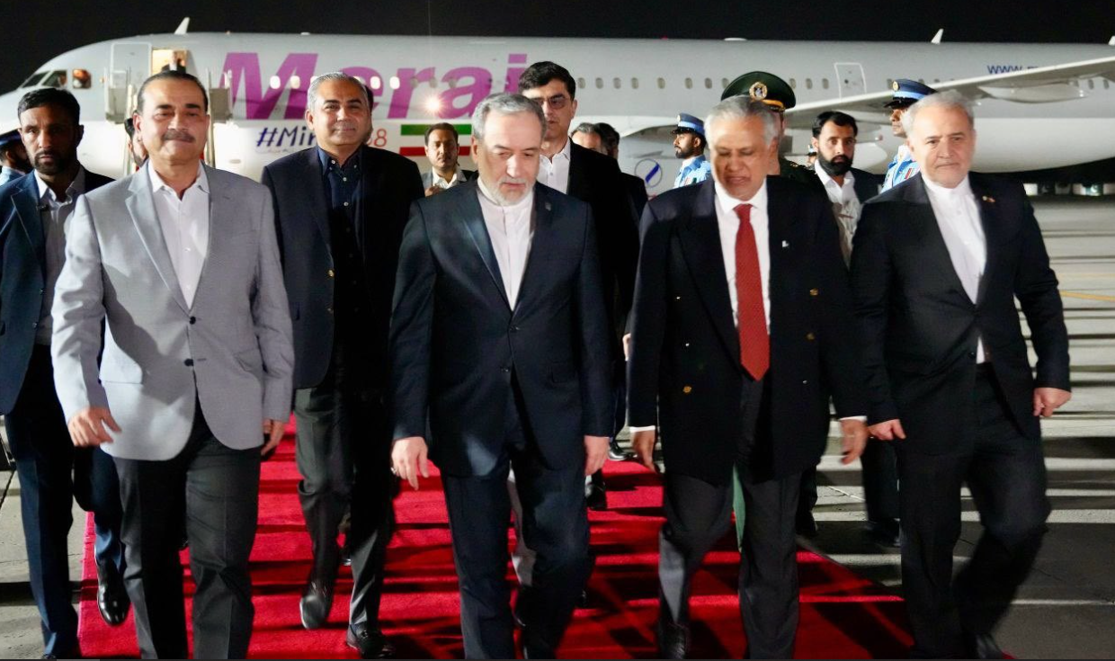 وزير الخارجية الباكستاني أثناء استقبال نظيره الإيراني لدى وصوله إلى إسلام آباد في الزيارة الأولى