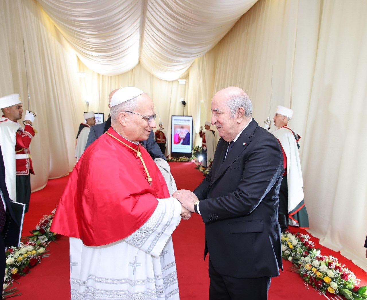 الرئيس الجزائري عبد المجيد تبون وبابا الفاتيكان ليون الرابع عشر