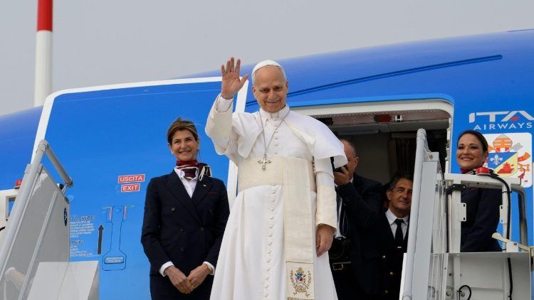 البابا ليون الرابع عشر يغادر مطار “فيوميتشينو” الدولي متوجها إلى الجزائر