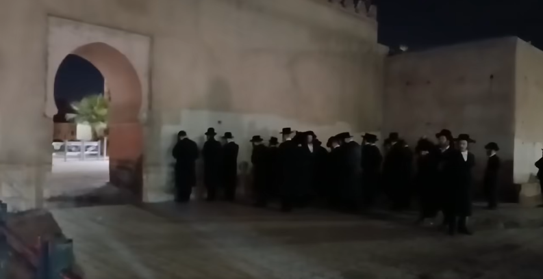 Une colère populaire au Maroc après une vidéo choquante montrant des rituels juifs publics devant les remparts de Bab Doukkala à Marrakech