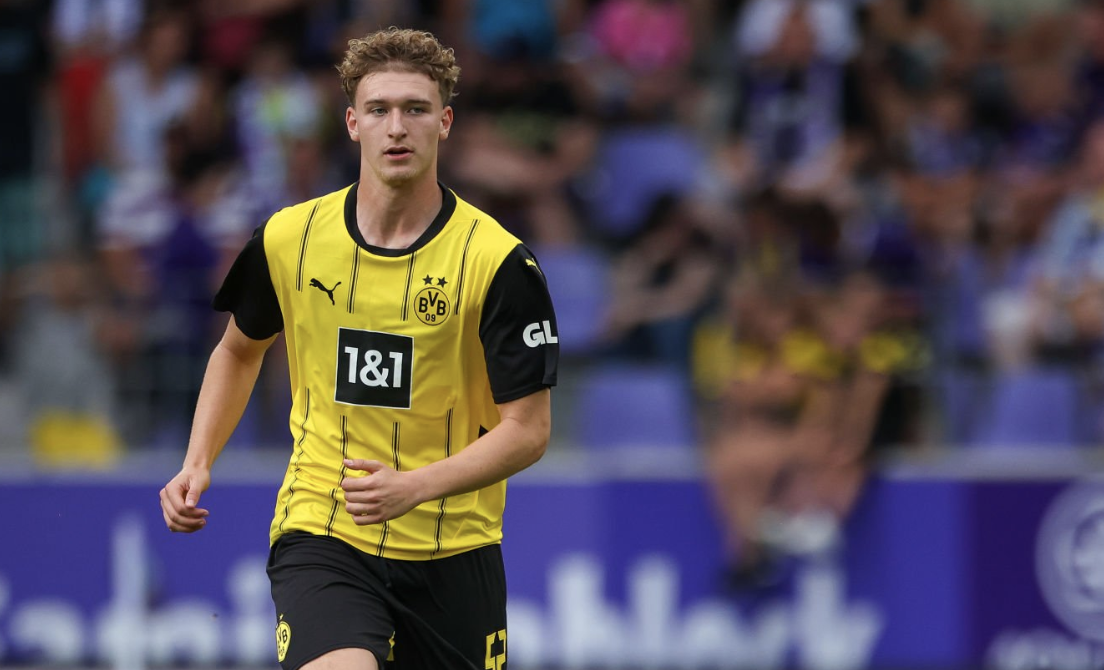 نادي دورتموند يمدد تعاقده مع المدافع الجزائري بن قارة إلياس لغاية 2029