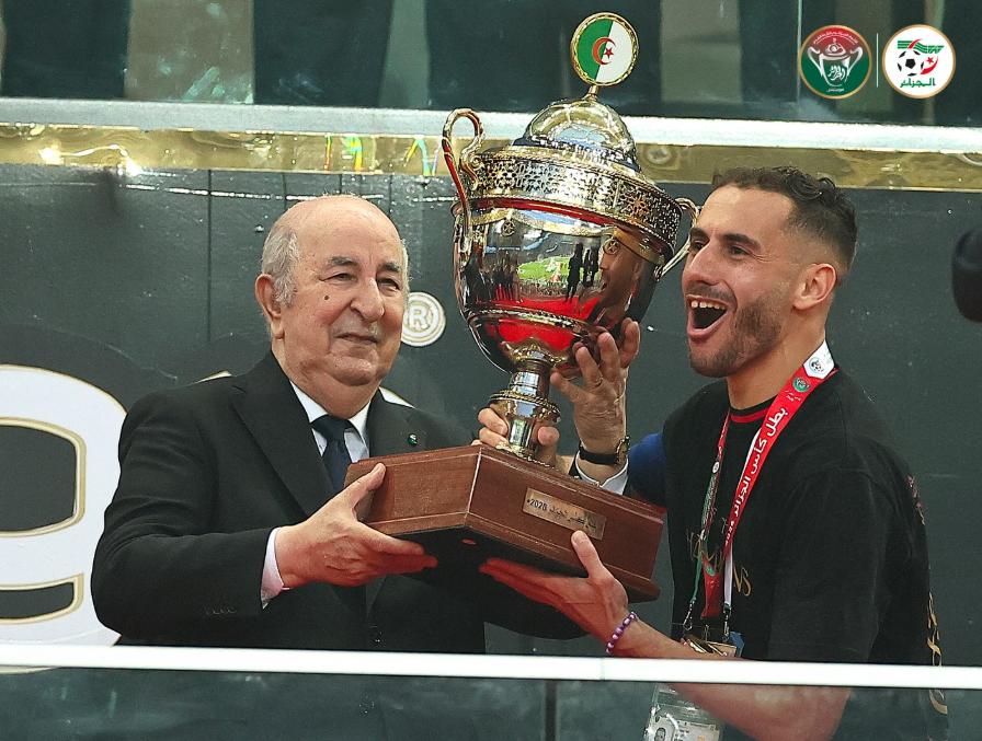 الرئيس الجزائري يسلّم كأس الجزائر لكرة القدم إلى قائد فريق اتحاد العاصمة