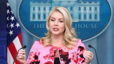 المتحدثة باسم البيت الأبيض كارولاين ليفيت خلال مؤتمر صحفي في البيت الأبيض بواشنطن يوم 30 مارس 2026