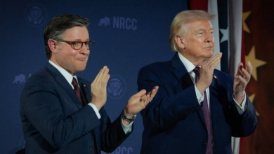 ترمب ورئيس مجلس النواب مايك جونسون في عشاء للجنة الوطنية الجمهورية للكونغرس 25 مارس 2026 (أ.ب)