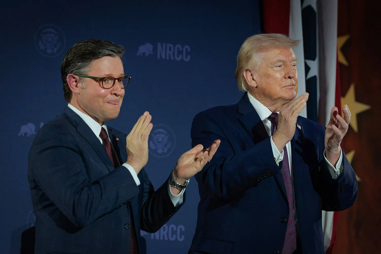 ترمب ورئيس مجلس النواب مايك جونسون في عشاء للجنة الوطنية الجمهورية للكونغرس 25 مارس 2026 (أ.ب)