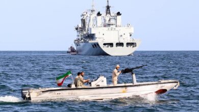 تقييد عبور شحنات النفط عبر مضيق هرمز