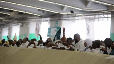 الحجاج يؤدون شعيرة رمي الجمرات. رويترز