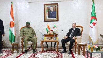 الجزائر والنيجر تناقشان تعزيز التعاون الأمني وترقية المناطق الحدودية