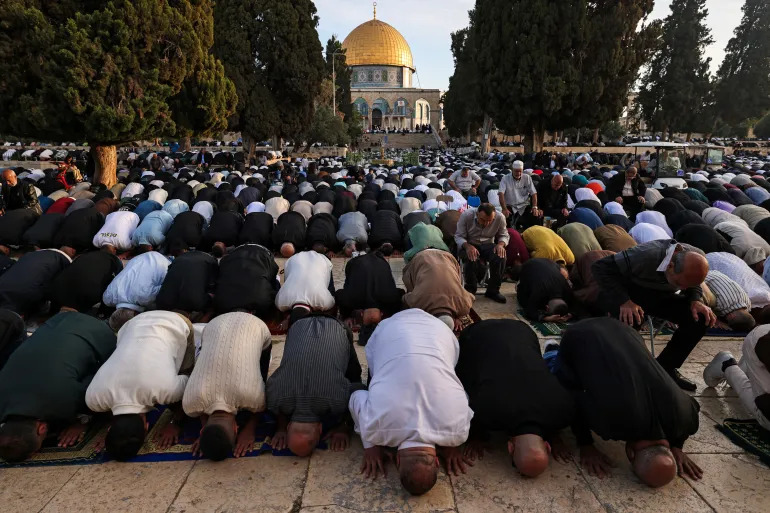 عشرات الآلاف يؤدون صلاة عيد الأضحى في المسجد الأقصى
