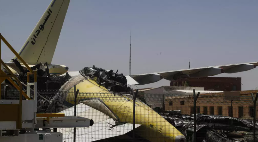 السودان يكشف تورّط الإمارات في قصف مطار الخرطوم