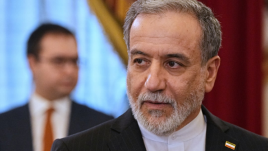 وزير الخارجية الإيراني عباس عراقجي خلال اجتماع في سان بطرسبرج بروسيا يوم 27 أبريل 2026